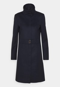 Abrigo de mezcla de lana en color navy, con un alto cuello, cierre de un solo botón y cinturón en la cintura. Ajuste estructurado con mangas largas y mínimos detalles de costura.