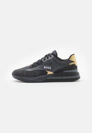 Czarno-beżowe sneakersy Boss z sznurowadłami, siateczkowymi i zamszowymi detalami, logo po bokach i na pięcie oraz wzorzystą krawędzią podeszwy.