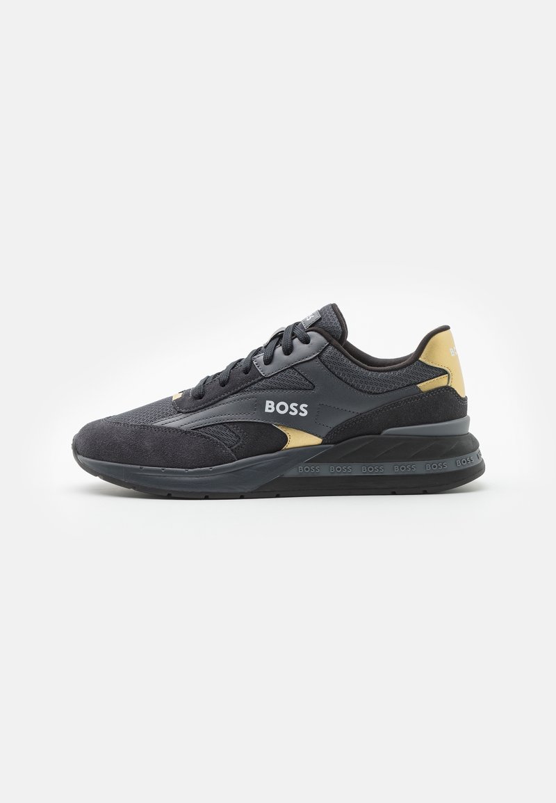 Baskets Boss noires et beiges avec lacets, détails en mesh et en suède, logo sur le côté et au talon, et bord de semelle à motifs.