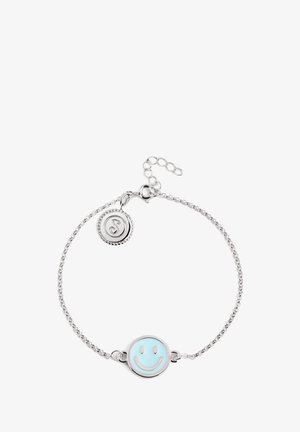 Strieborný náramok s retiazkovým vzorom a svetlomodrým okrúhlym príveskom so smajlíkom, ktorý dopĺňa malý strieborný prívesok v tvare hudobnej noty.