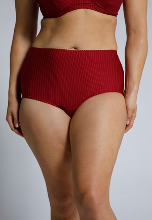 Rote hochgeschnittene Bikiniunterteile mit vertikalen Streifen, glatter Textur und gewelltem Rand, entworfen für Komfort und Bedeckung.
