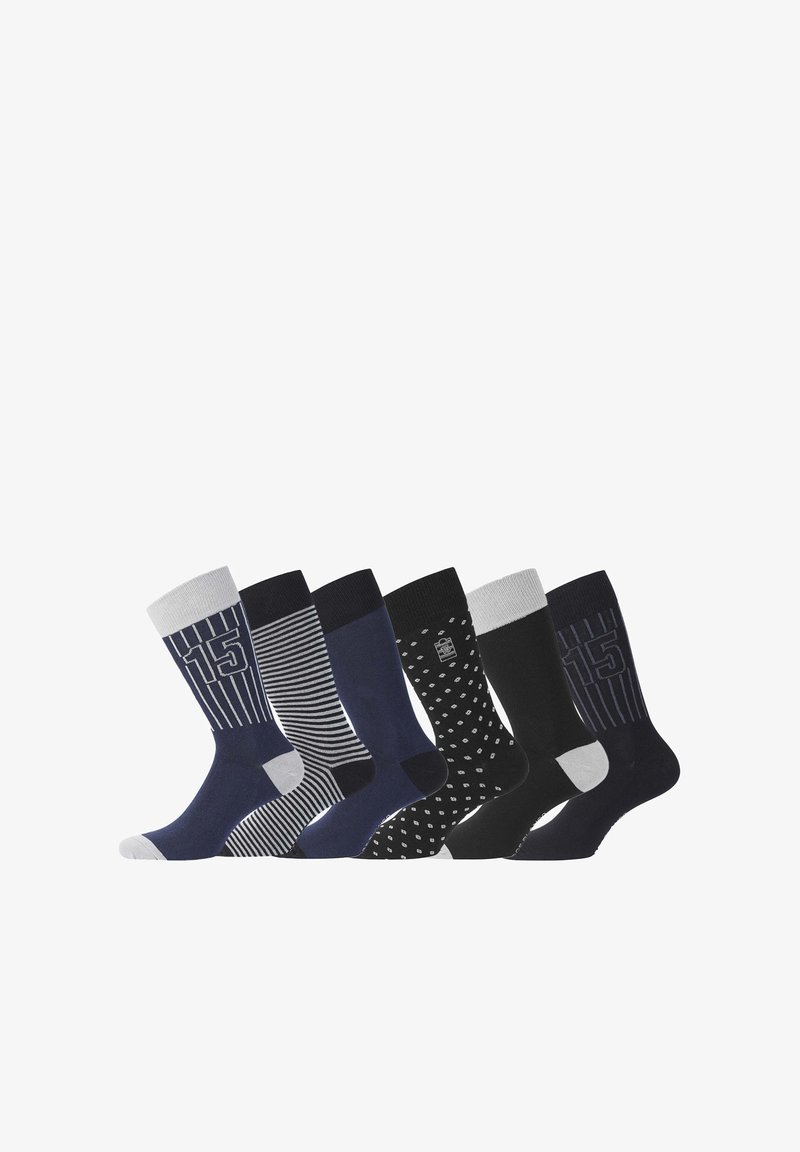Cinq paires de chaussettes présentant divers motifs : des designs rayés et à pois en bleu marine, noir et gris, avec des poignets et des bouts contrastants.