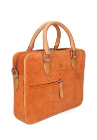 Sac en daim orange avec des accents en cuir, poignées supérieures doubles, fermeture éclair, poche zippée à l'avant, forme rectangulaire et détails de couture visibles.