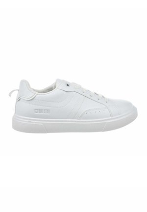 Białe sneakersy z gładką syntetyczną cholewką, okrągłym noskiem i płaską gumową podeszwą. Posiadają przeszywane akcenty oraz logo na pięcie.
