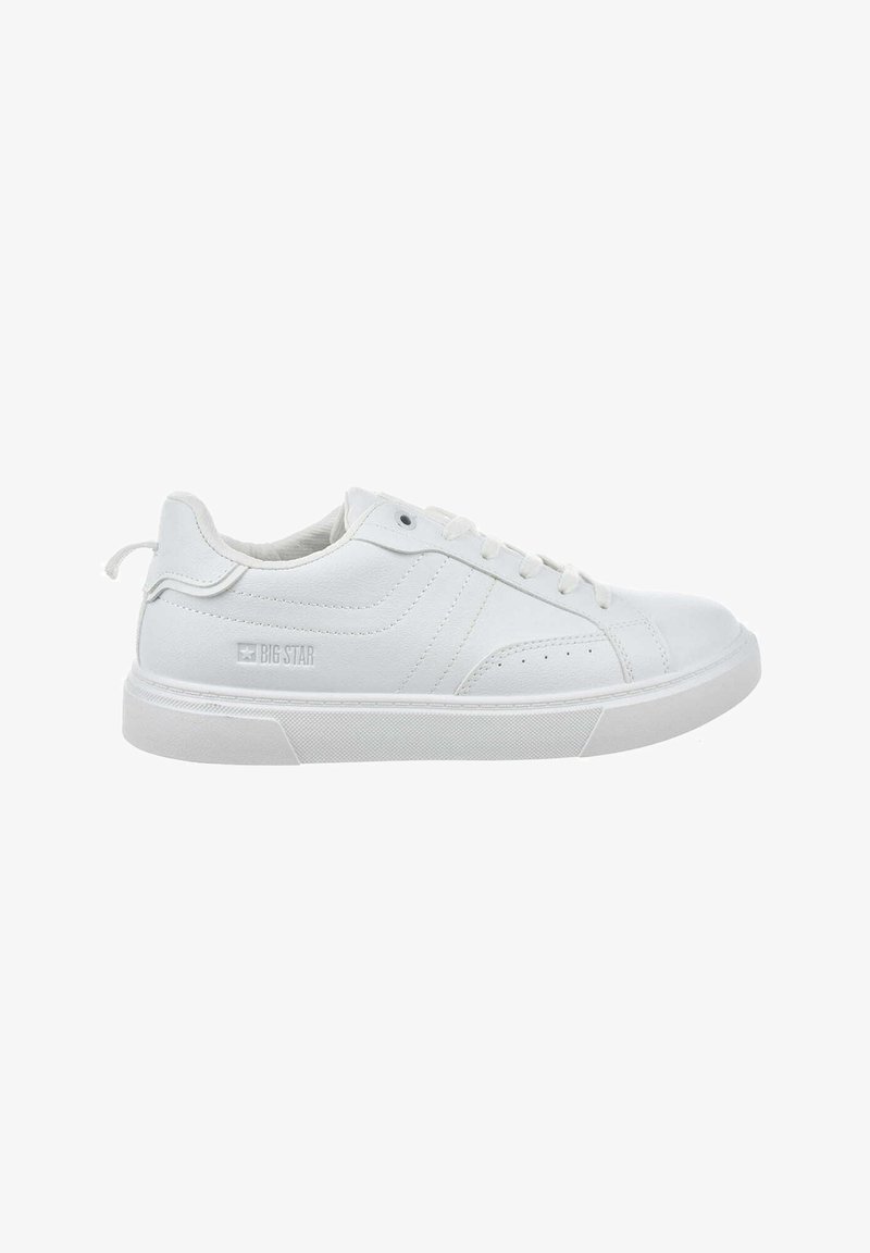 Białe sneakersy z gładką syntetyczną cholewką, okrągłym noskiem i płaską gumową podeszwą. Posiadają przeszywane akcenty oraz logo na pięcie.