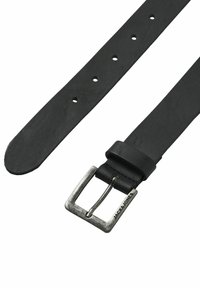 Cinturón de cuero negro con hebilla de metal plateado, cinco agujeros de ajuste y una textura suave, con una etiqueta que dice "JACK & JONES."
