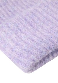 Foldet blødt lavendelstrikket uldstof med en fuzzy tekstur og synlig ribbet mønster.