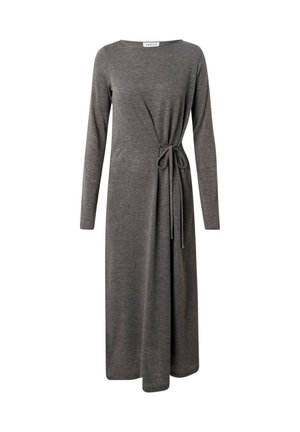 Graues Langarmkleid aus weichem Stoff mit runder Halslinie und einem Bindeband in der Taille, das eine fließende Silhouette bietet.