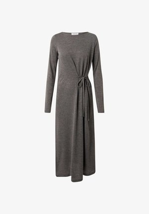 Graues Langarmkleid aus weichem Stoff mit runder Halslinie und einem Bindeband in der Taille, das eine fließende Silhouette bietet.
