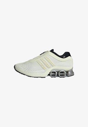 Weißer Mesh-Sportschuh mit strukturiertem Obermaterial, schwarzen Akzenten und ikonischer silberner Federdämpfungsohle. Verfügt über einen Reißverschluss.