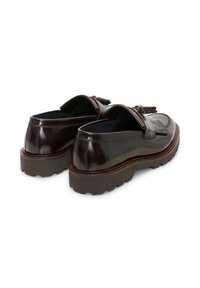 Brune læder loafers med en poleret finish, der har en kvastdetalje og en tyk, robust sål. Glat tekstur med en let hævet kant.