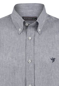 Camisa botón gris claro hecha de tela texturizada, con un clásico cuello y un pequeño logo de pájaro bordado en el pecho.