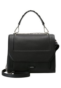Sac à main en cuir noir au design structuré, avec une poignée supérieure, une bandoulière en chaîne amovible et des accents métalliques. Logo Lancel visible.