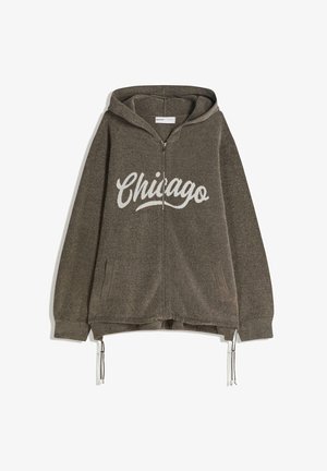 Brązowa bluza z zamkiem błyskawicznym z dużym białym nadrukiem "Chicago". Posiada regulowany ściągacz u dołu oraz dwie boczne kieszenie. Wykonana z miękkiego, teksturowanego materiału.