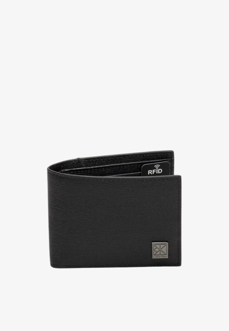 Portefeuille bifold en cuir noir texturé avec étiquette de protection RFID et petit logo métallique Calvin Klein dans le coin inférieur avant.