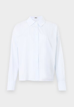 Lyseblå skorte med hvide lodrette striber, med klassisk krave og lange ærmer med knappede manchetter. Blød stoffølelse.