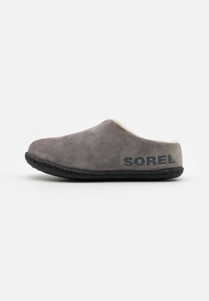 Chausson gris à enfiler avec semelle noire, doublure en fausse fourrure, et logo "SOREL" sur le côté, conçu pour le confort intérieur.