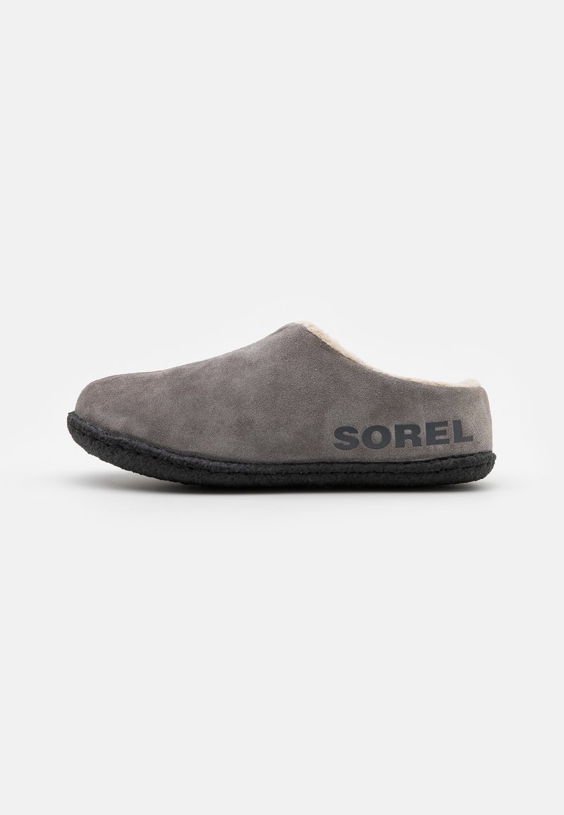 Chausson gris à enfiler avec semelle noire, doublure en fausse fourrure, et logo "SOREL" sur le côté, conçu pour le confort intérieur.