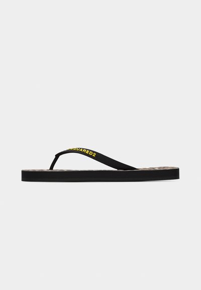 Tongs noires à fines brides, ornées du texte jaune "DSQUARED2", avec une semelle plate et un motif à carreaux sur la semelle intérieure.