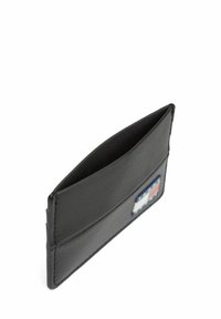 Porta carte in pelle nera con finitura testurizzata e una fessura frontale per le carte. Presenta un piccolo logo decorativo sul lato.