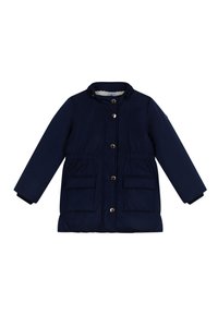 Giubbotto isolato blu navy con colletto alto, bottoni color oro, due tasche applicate e una fodera interna texturizzata.