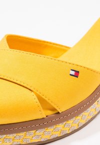 Tommy Hilfiger Sandály na platformě - yellow