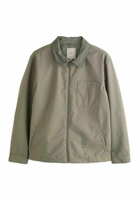 Chaqueta de cremallera verde oliva con cuello tipo camisa, bolsillo frontal y bolsillos laterales; tejido suave con acabado mate.