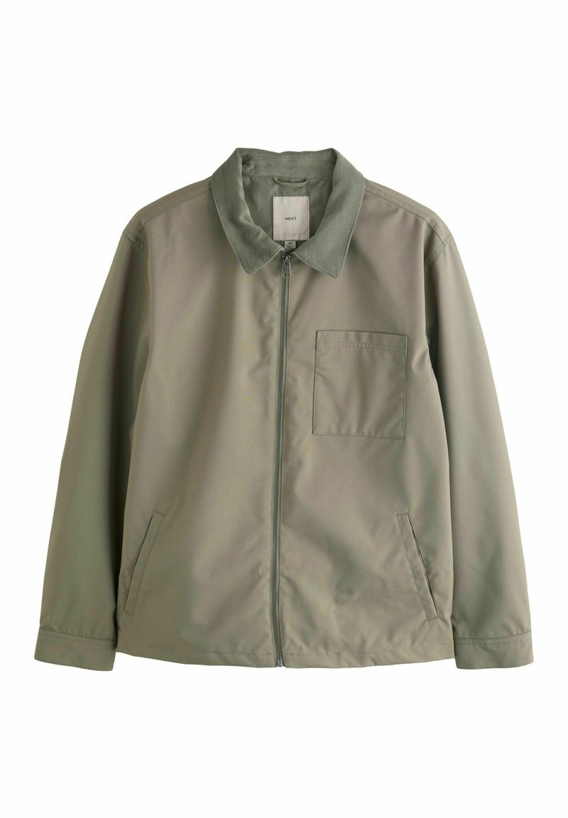 Chaqueta de cremallera verde oliva con cuello tipo camisa, bolsillo frontal y bolsillos laterales; tejido suave con acabado mate.
