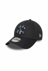 Schwarze Baseballmütze mit verstellbarem Riemen, auf der Vorderseite mit einem dreidimensionalen, gestickten blauen und grauen New York Yankees-Logo.