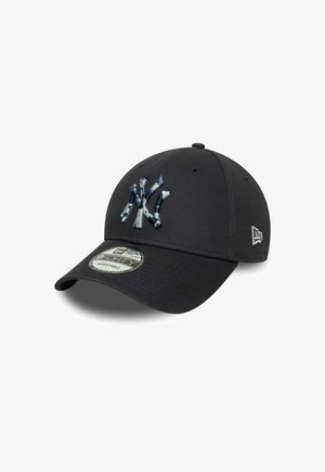 Gorra de béisbol negra con una correa ajustable, que presenta un logotipo tridimensional bordado en azul y gris de los New York Yankees en la parte frontal.