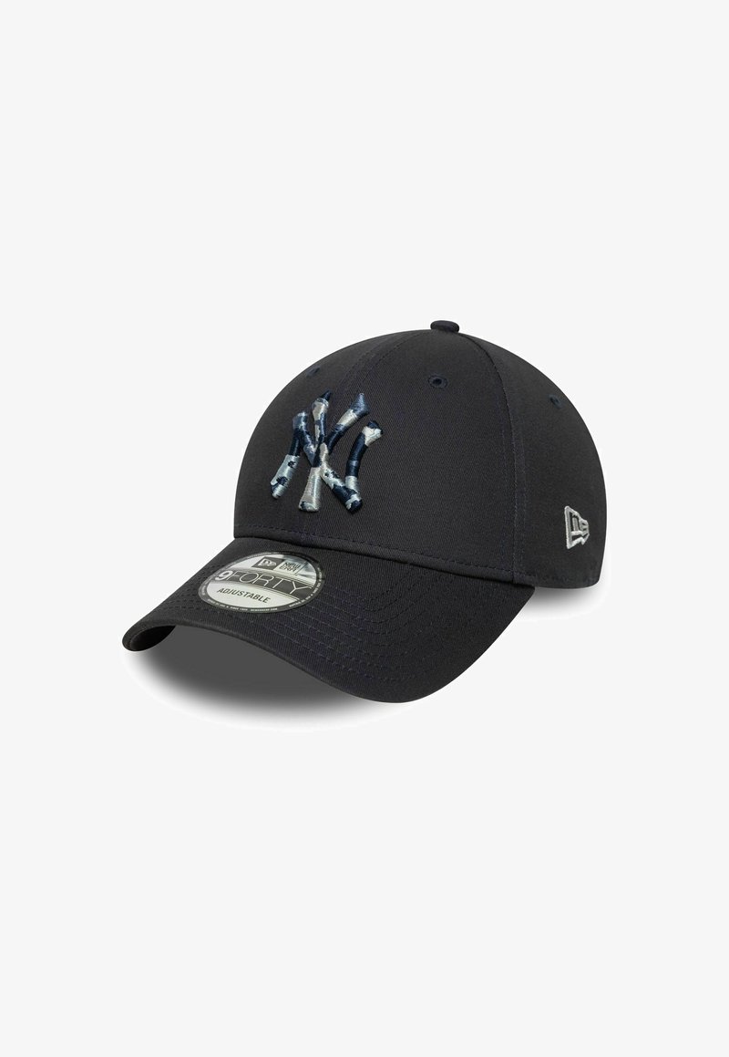 Gorra de béisbol negra con una correa ajustable, que presenta un logotipo tridimensional bordado en azul y gris de los New York Yankees en la parte frontal.