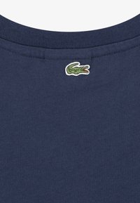 Lacoste MULTI CROCO TEE - Tričko s potlačou - marine