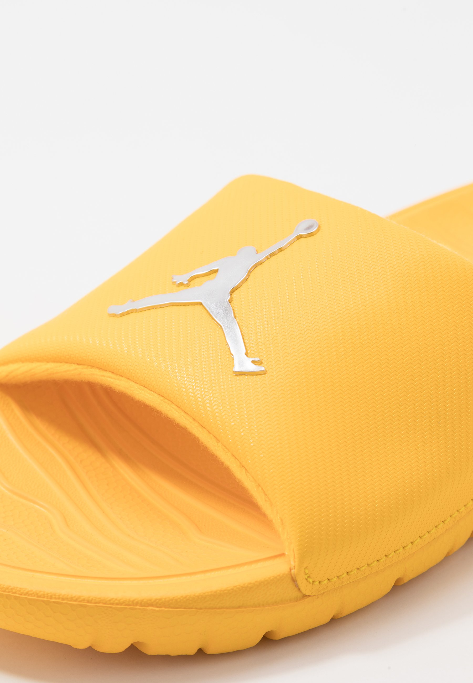 Jordan BREAK - Sandalias planas - amarillo/metallic silver/amarillo -  Zalando.es