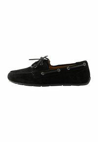 Zwarte suede boterschoen met een lage profiel, ronde neus, decoratieve veters en rubberen zool met metalen oogjes en stikdetails.