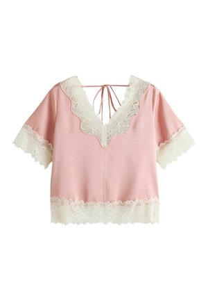 Blusa rosa de manga corta con ribete de encaje blanco en el escote en V, las mangas y el dobladillo, con cierre de lazo en la espalda.