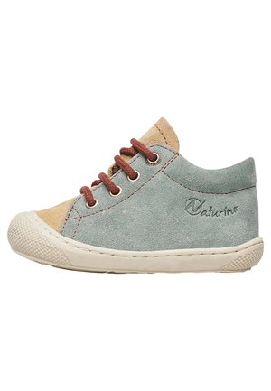 Baskets basses enfant en daim bleu clair et beige avec lacets marron et semelle en caoutchouc blanche texturée.