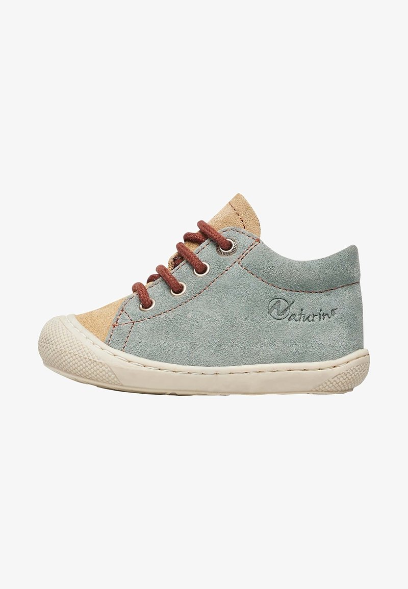 Baskets basses enfant en daim bleu clair et beige avec lacets marron et semelle en caoutchouc blanche texturée.