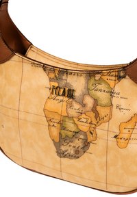 Sac à bandoulière avec un design de carte dans des tons terreux, avec des accents en cuir marron et des lettres dorées. Texture douce avec une forme arrondie.