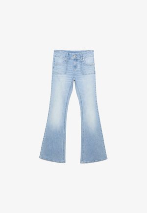 Svetlo modre jeans hlače z razširjenimi hlačnicami, sprednjimi žepi, dvojnim gumbnim zapiranjem in izpranim videzom na stegnih in kolenih.