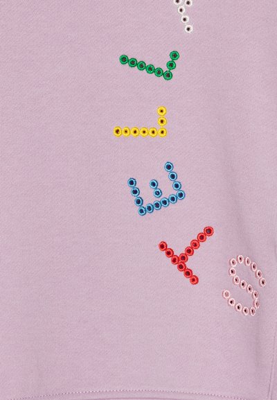 Felpa lilla con lettere ricamate colorate in verde, blu, giallo, rosso e bianco. Tessuto morbido e design casual.