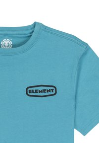 Niebieska koszulka z krótkim rękawem z czarnym logo ELEMENT po lewej stronie klatki piersiowej oraz białym okrągłym logo wewnątrz kołnierza.