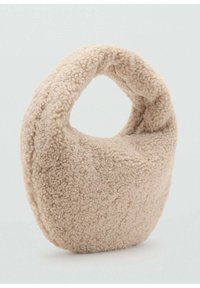 Sac à main texturé beige en matériau doux et duveteux, de forme arrondie avec une ouverture circulaire pour le transport.