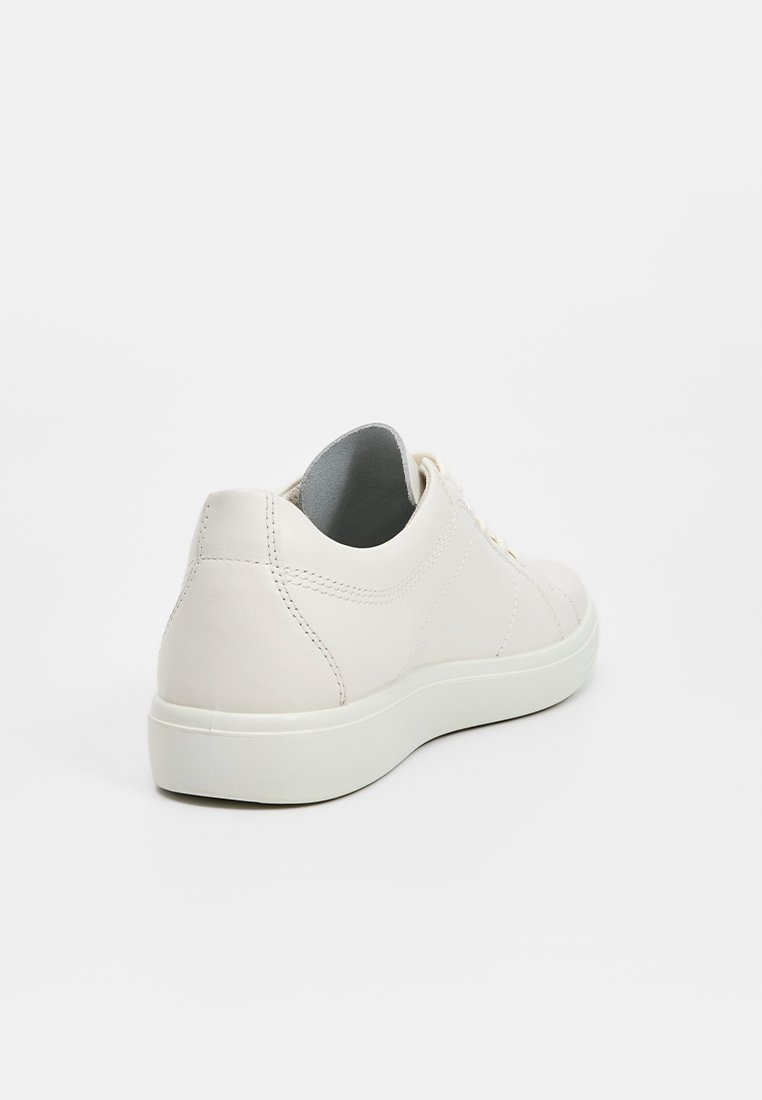 Schlichte weiße Leder-Sneaker mit weißer Sohle, von hinten im Dreiviertelwinkel auf weißem Hintergrund gezeigt.