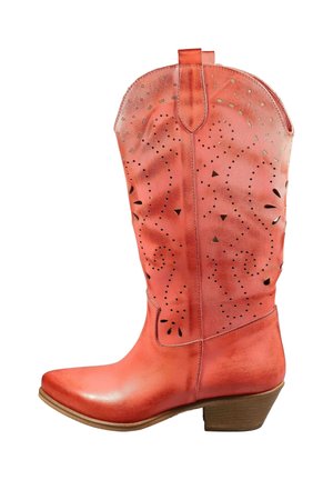 Stivale da cowboy in pelle rossa con motivi decorativi traforati e tacco impilato in legno, visto di lato su sfondo bianco.