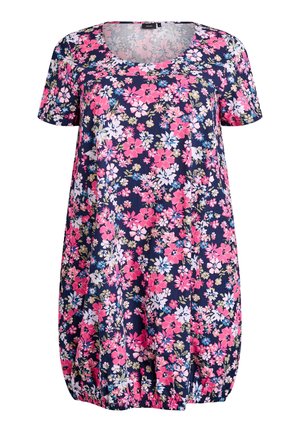 Vestido floral con fondo azul marino y flores de color rosa brillante y blanco. Mangas cortas, escote redondo y dobladillo elástico. Textura de tela suave.