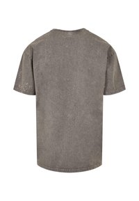 Grå kortærmet T-shirt lavet af bomuld med en let slidt tekstur. Lige snit, rund halsudskæring og minimale syninger.