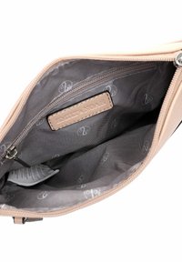 Borsa in pelle beige con fodera grigia a motivo, dotata di chiusura zip e tasca interna. Etichetta del marchio visibile sul lato.