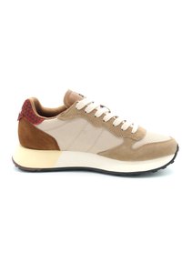 Sneaker beige realizzato in suede e tessuto canvas. Presenta lacci avorio, accenti marroni e un tacco rosso con motivo. Suola in gomma nera.