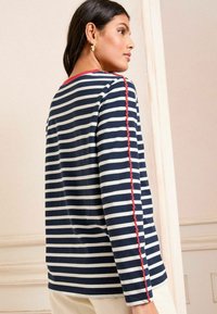 Love & Roses Pikkade varrukatega topp - white and navy embroidered stripe