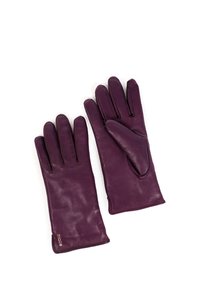 Lila Lederhandschuhe mit glatter Textur, fünf Finger Design und dezenter Naht. Markenlogo auf der Manschette geprägt.